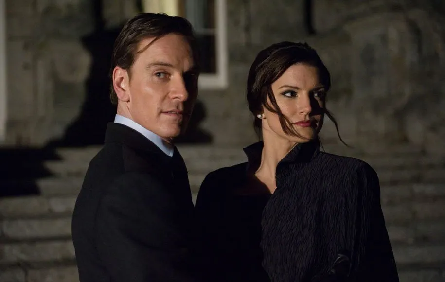 جینا کارانو و مایکل فاسبندر درنمایی از فیلم جاسوسی بی‌استفاده اثر استیون سودربرگ