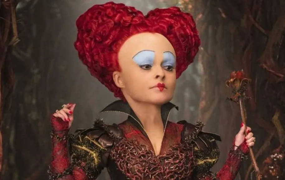 ملکه سرخ با بازی هلنا بونهام کارتر – آلیس در سرزمین عجایب