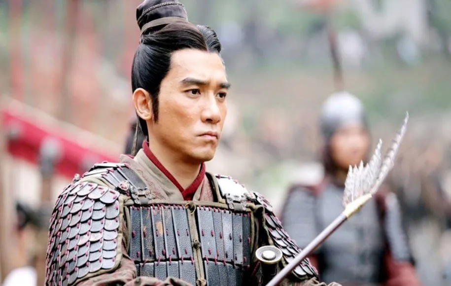 پرفروش‌ترین فیلم تاریخ آسیا ماجرای نبرد صخره‌ی سرخ را که پیش از پایان سلسله هان و آغاز دوران سه امپراتوری اتفاق افتاده‌ است را روایت می‌کند.