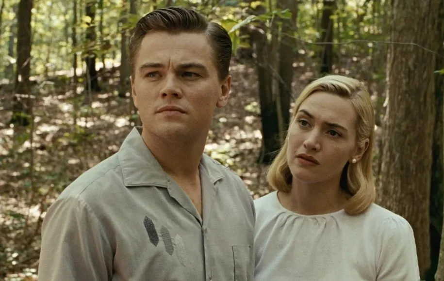 لئوناردو دیکاپرو و کیت وینسلت در این فیلم نقش یک زوج به ظاهر خوشبخت را ایفا می‌کنند