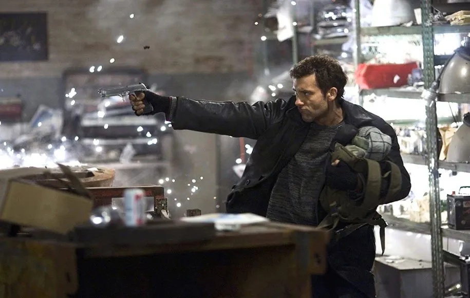 کلایو اوون بازیگر کارکشته‌ی آمریکایی در نمایی از فیلم اکشن شلیک نهایی