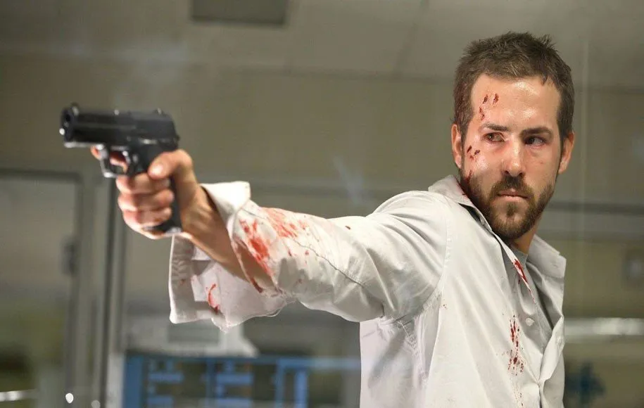 آس‌های دودی از پرستاره‌ترین فیلم‌های اکشن است که علی‌رغم کیفیت بالا زیاد به چشم نیامد و مخاطبان از آن استقبال نکردند