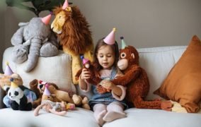 اهمیت عروسک‌بازی در رشد کودکان