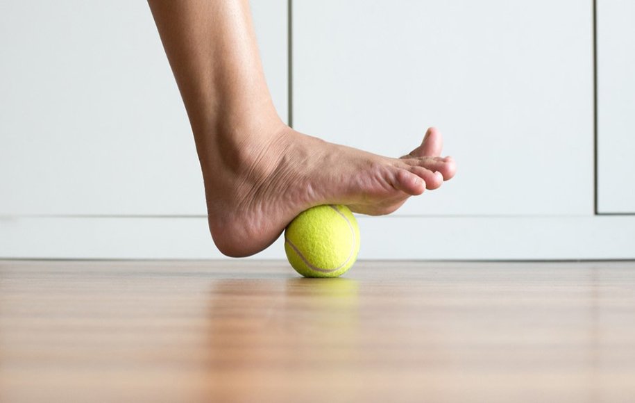۷ تمرین کاربردی و موثر برای رفع صافی کف پا