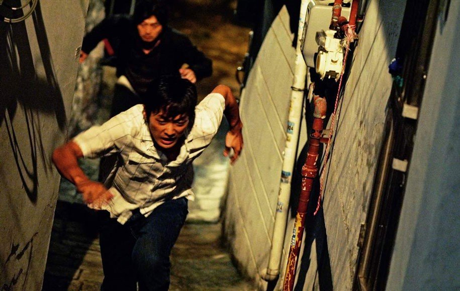 فیلم اکشن تعقیب کننده اولین تجربه‌ی کارگردانی خالق آن است که از روی زندگی واقعی قاتل زنجیره‌ای کره جنوبی، یو یونگ-چول الهام گرفته شده‌ است
