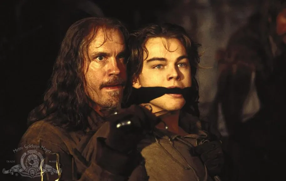 مردی با نقاب آهنین دیکاپریو را در دو نقش کاملا متفاوت به تصویر می‌کشد، یک پادشاه و یک مرد با نقاب آهنین