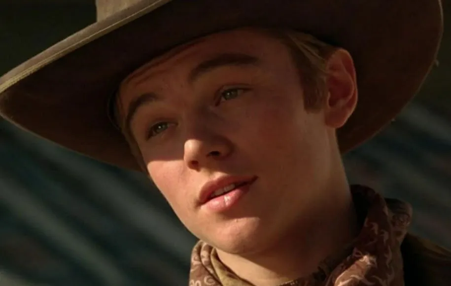 سریع و مرده یک وسترن متفاوت به کارگردانی سم ریمی است که دیکاپریو نقش کوتاهی را در آن ایفا می‌کند