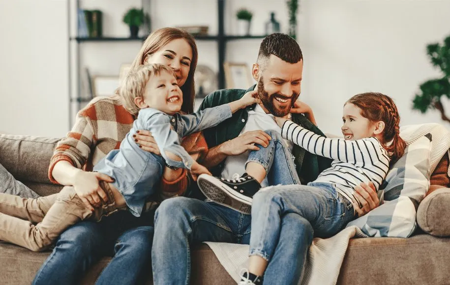 ابراز علاقه به همسر در مقابل کودکان