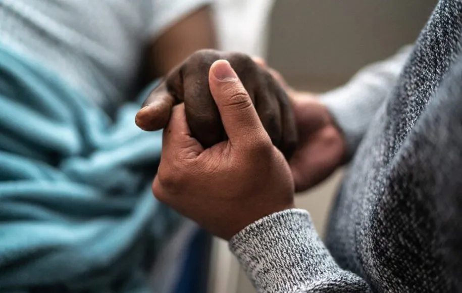 آیا باید به همسرمان در مقابل فرزندان محبت کنیم؟