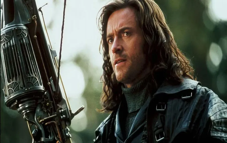 بازی هیو جکمن در نقش ون هلسینگ بسیار به یاد ماندنی است اما تضادهای شخصیتی‌اش باعث سرخوردگی مخاطب از او می‌شود