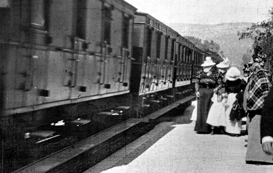 ورود قطار به ایستگاه