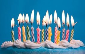 چرا شمع‌‌های روی کیک تولد را فوت می‌کنیم؟