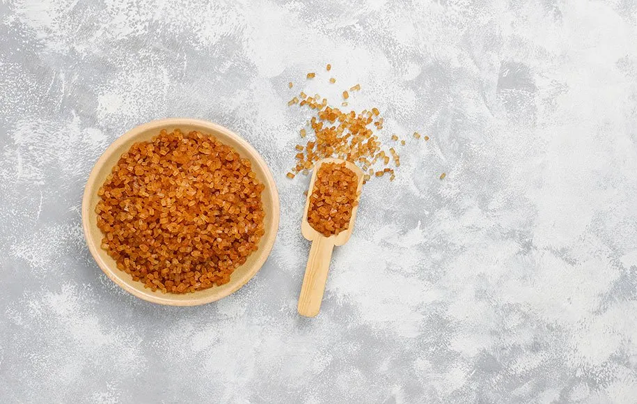 افزودن شکر قهوهای به غذا برای طعم بهتر