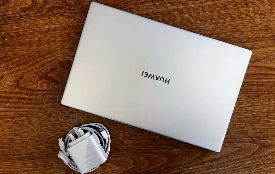 میت بوک D15 از شارژ سریع پشتیبانی می‌کند