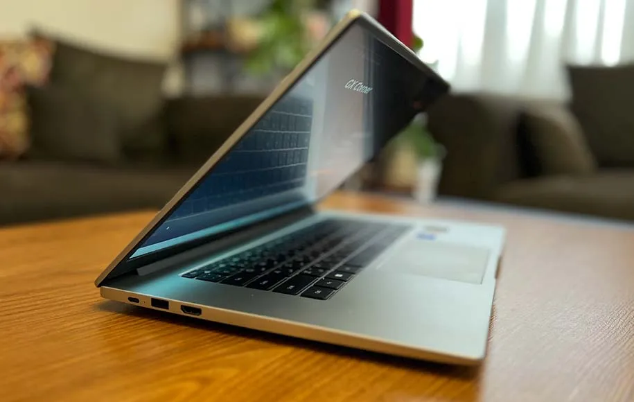 میت بوک D15 دارای بدنه آلومینیومی است