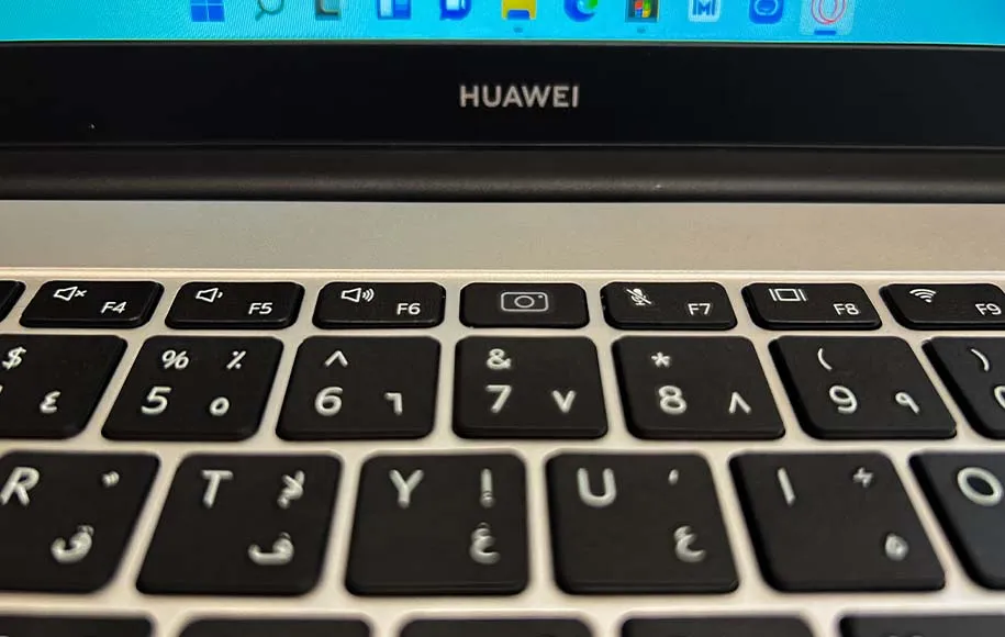 دوربین وبکم میت بوک D15 مخفی است