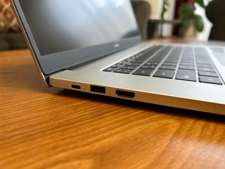 میت بوک D15 دارای سه پورت USB‌ است