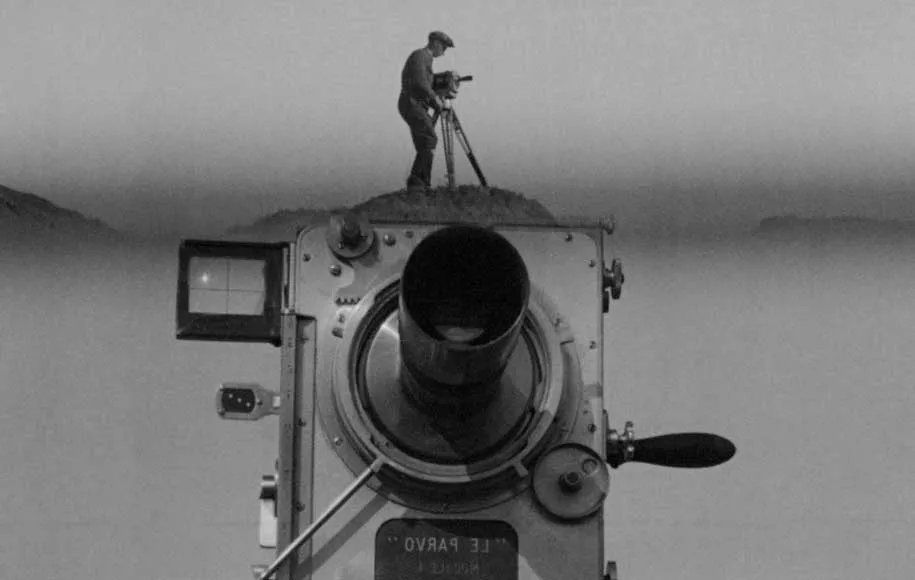 مردی با دوربین فیلمبرداری