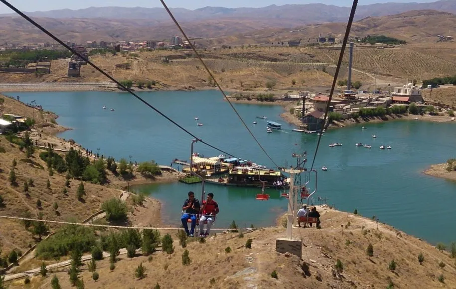 چالیدره؛ تجربه‌ی قایق‌سواری و ماهیگیری در مشهد