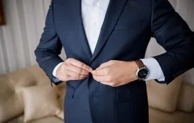 قوانین بستن دکمه های کت شلوار