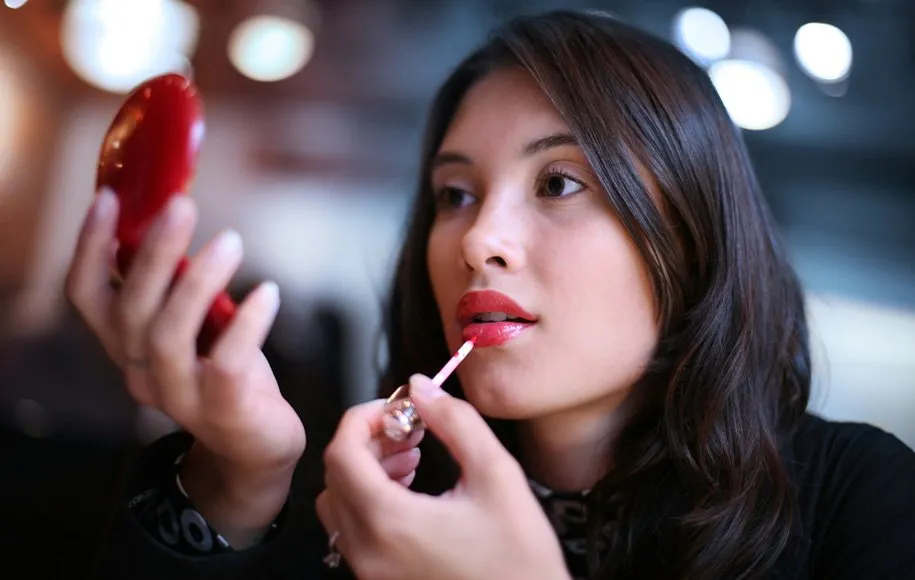 معایب هر روز آرایش کردن