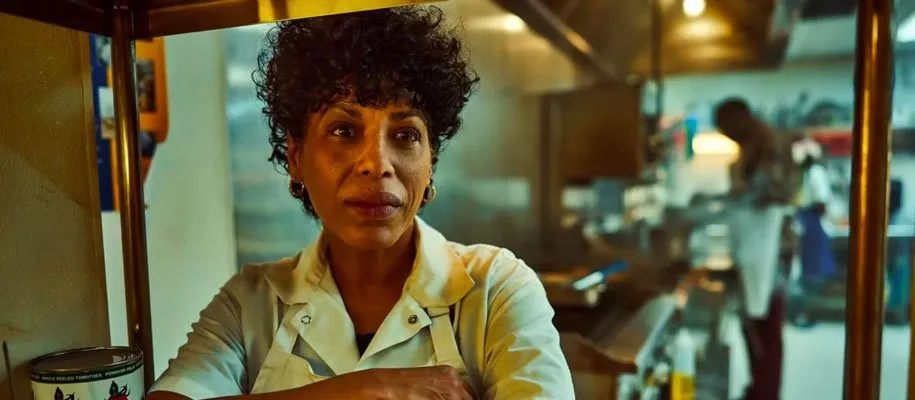 لیزا کولون زایاس در نقش تینا