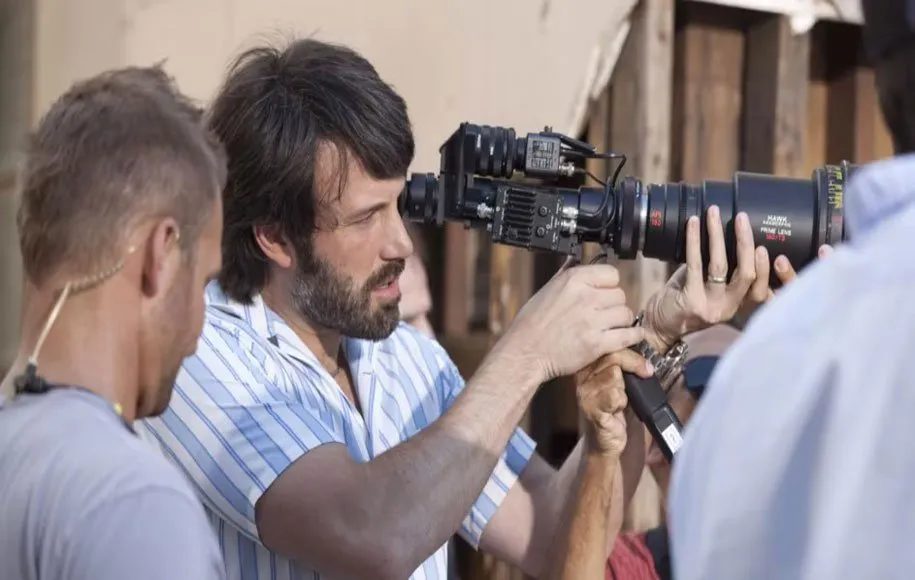 بن افلک در نمایی از فیلم آرگو که هم کارگردانی و هم بازی در نقش اصلیاش را بر عهده داشت