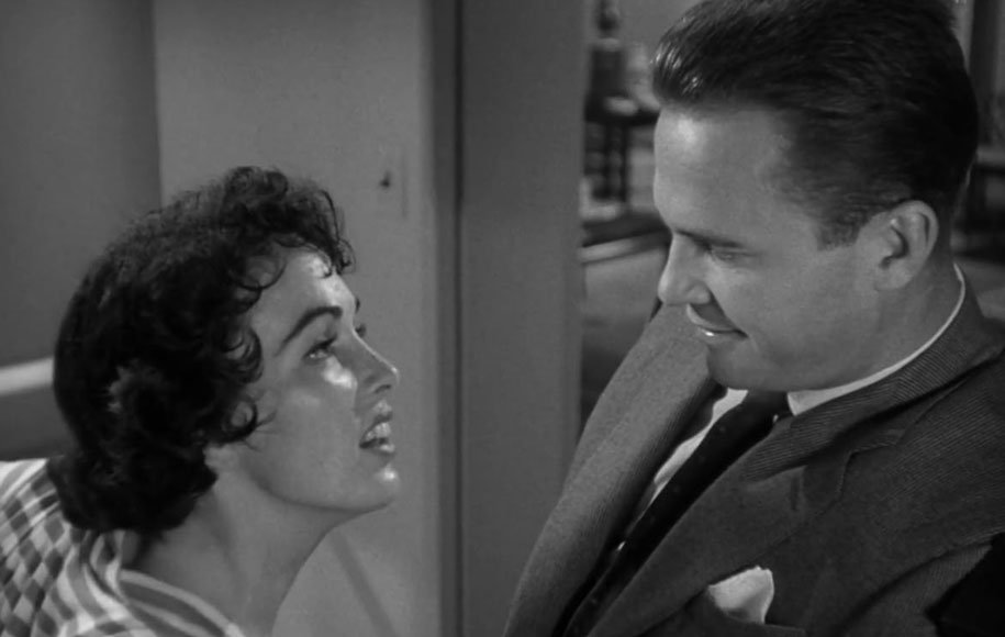 مرگبار مرا ببوس، یک فیلم آمریکایی محصول سال 1955 است که کمک زیادی در شکل‌گیری بنیان ذهنی تارانتینو کرد 