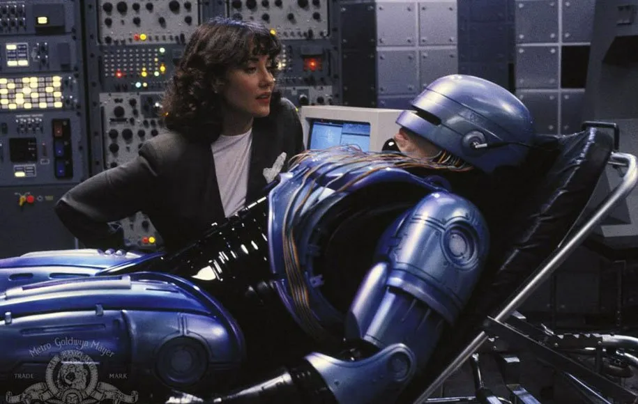 پلیس آهنی ۲ فیلمی علمی - تخیلی محصول سال 1990 است که به جولان کارتلهای مواد مخدر و افراد تبهکار در شهر دیترویت میپردازد