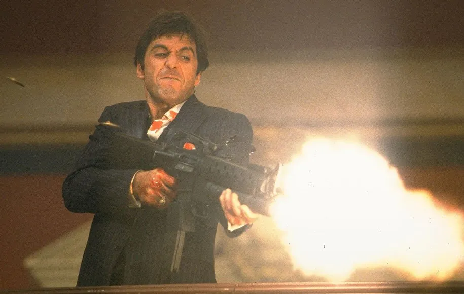 آل پاچینو در صورت زخمی آنقدر پرانرژی و تمیز بازی کرده که چهرهاش به یکی از شمایل ماندگار سینمای اکشن و گنگستری بدل شد