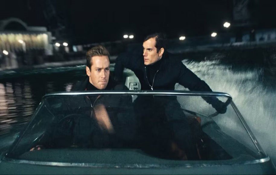 هنری کویل (راست) و آرمی همر (چپ) در نمایی از فیلم جاسوسی گای ریچی
