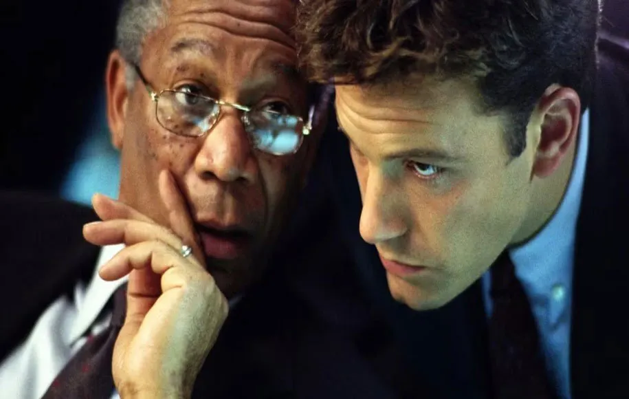 بن افلک و مورگان فریمن در نمایی از فیلم مجموع همهی ترسها