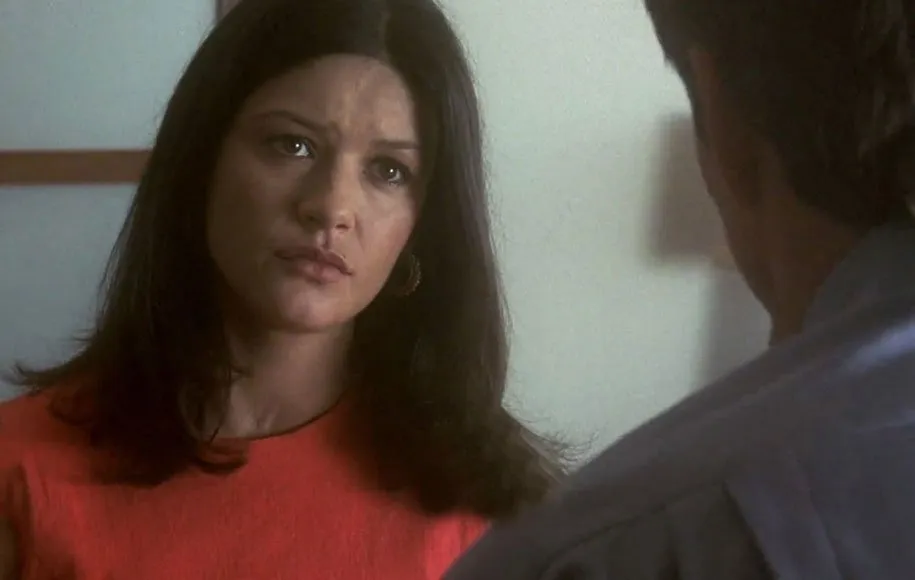 قاچاق با سبک داستانگویی متفاوتش یکی از فیلمهای تاثیرگذار در حوزهی مواد مخدر است و کاترین زتا جونز یک تنه بار زیبایی بصری فیلم را به دوش میکشید