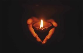 تصویری از یک شمع در مراسم سوگواری