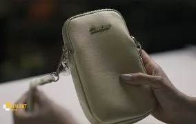 بررسی کیف دوشی زنانه دیوید جونز مدل 6937-1