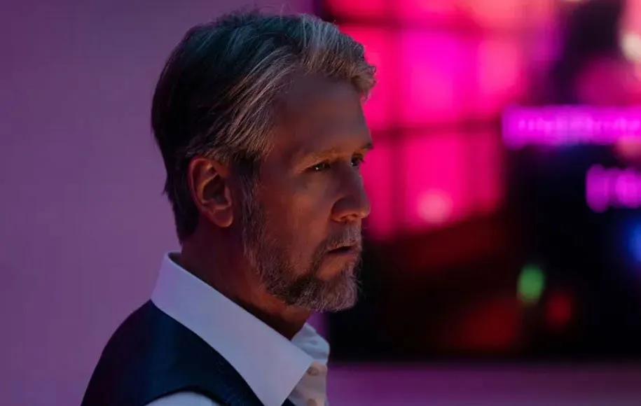 کانر پسر بزرگ لوگان روی است که با سرمایه‌گذاری‌های بزرگش روی آب جور دیگری به دنبال ریاست می‌گردد 