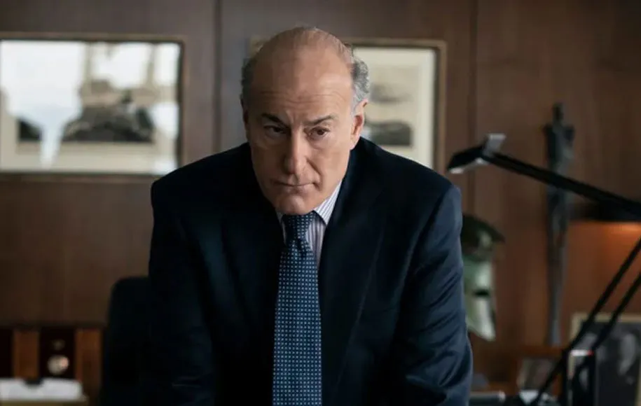 دوست قدیمی و وکیل شرکت روی که اولین فرد مورد اعتماد او در شرکت محسوب می‌شود