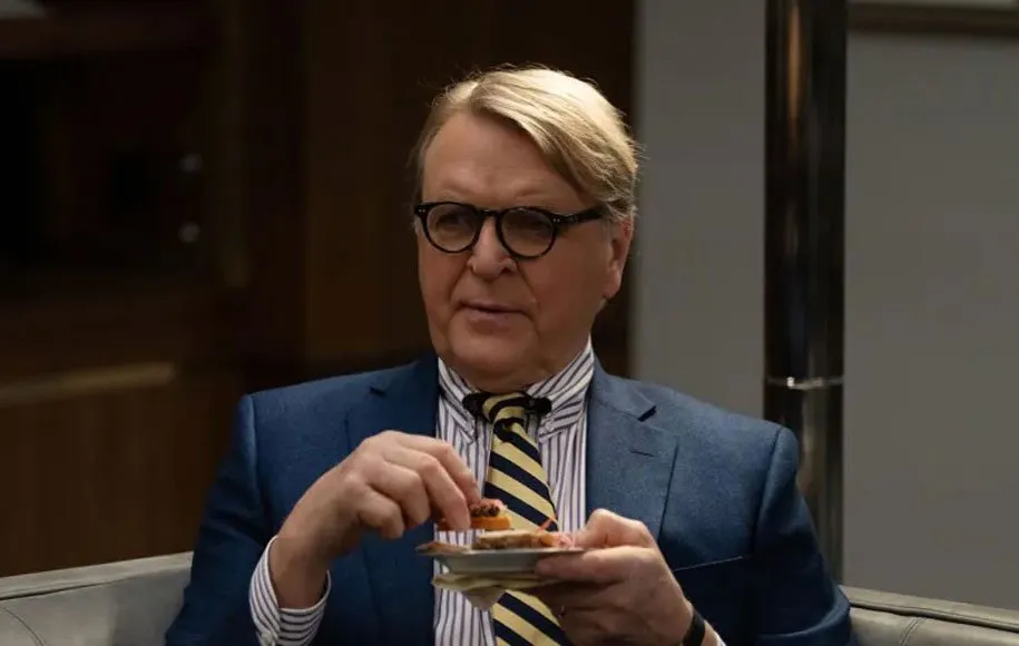 یکی از سه عضو گروه خاکستری‌های سریال که معتمد لوگان به حساب می‌آیند 