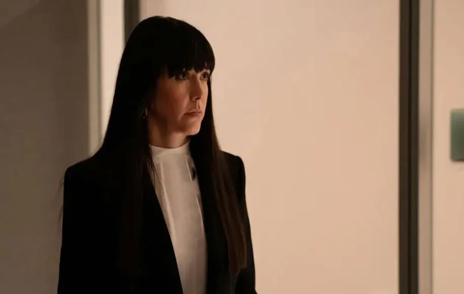 کری شخصیتی است که به امید نیل به اهدافش یک رابطه‌ی شخصی نزدیک را با لوگان آغاز می‌کند