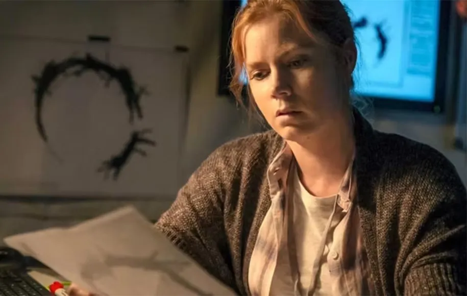 لوئیز بنکس در «ورود»، دانشمند برتر سینما