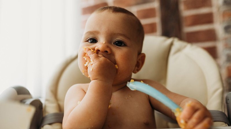 بچه غذا می‌خورد