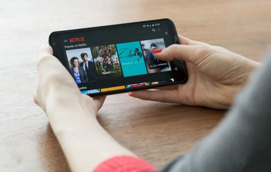 تماشای فیلم با گوشی هوشمند