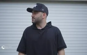 بررسی تی‌شرت اورسایز کلاه‌دار آستین کوتاه مردانه نوزده نودیک مدل TS1966 B