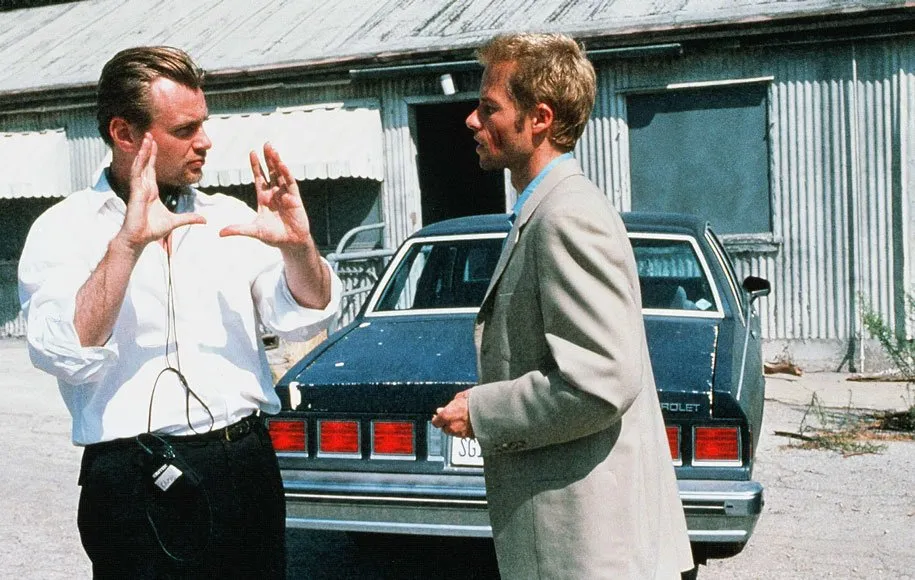 نمایی از گای پیرس و کریستوفر نولان در پشت صحنه‌ی یکی از مهم‌ترین فیلم‌های او به نام یادگاری