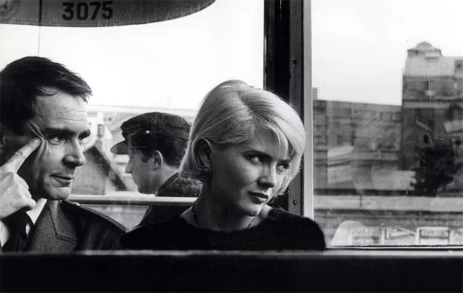 داستانی دربارهی خوانندهای فرانسوی که ریتم آرام و دلنشینش آن را به فیلمهایی برای وقت گذرانی تبدیل کرده است