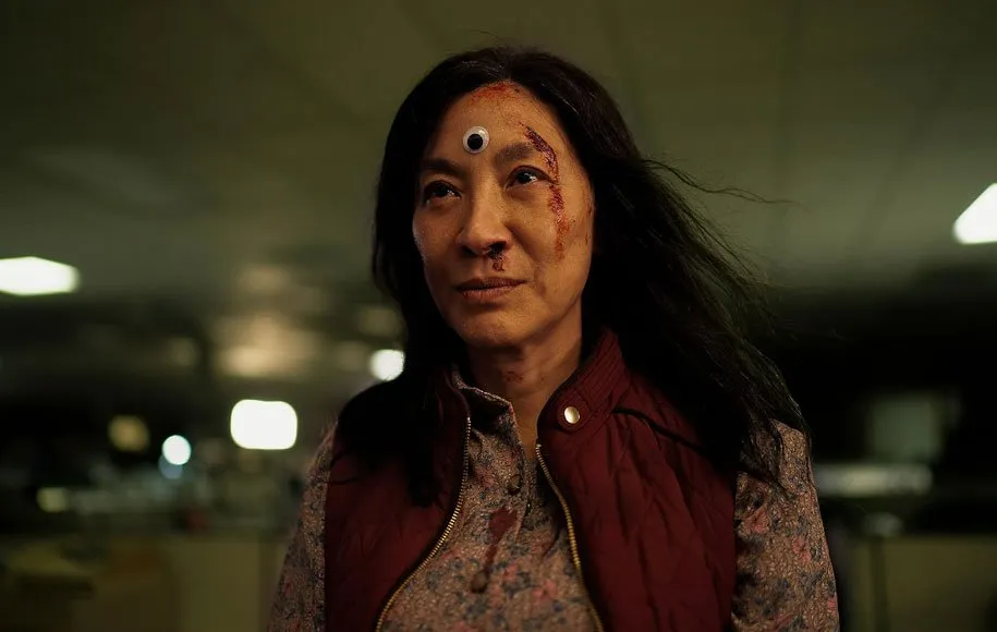 نمایی از میشله یئو در فیلم همهچیز همهجا به یکباره که برای بازی در آن برندهی جایزهی اسکار شد