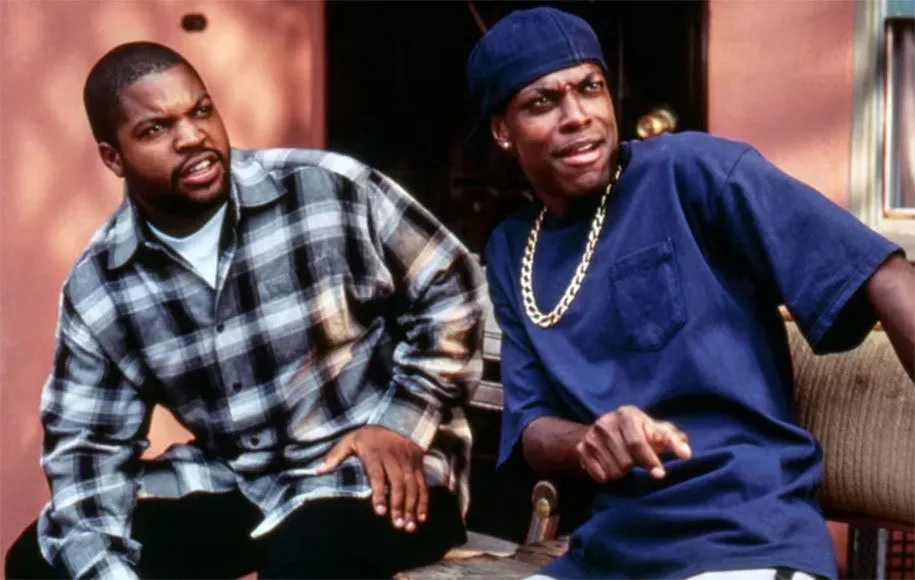 کریس تاکر (راست) و آیس کیوب (چپ) در نمایی از فیلم جمعه محصول سال 1995