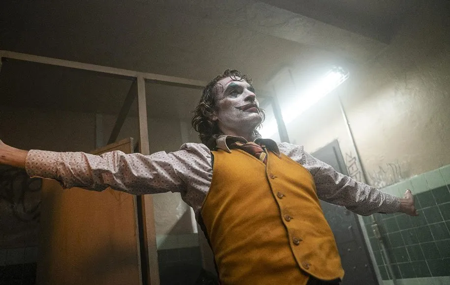 نمایی از فیلم جوکر که واکین فینیکس برای بازی در آن برندهی اسکار بهترین بازیگر نقش اول مرد شد