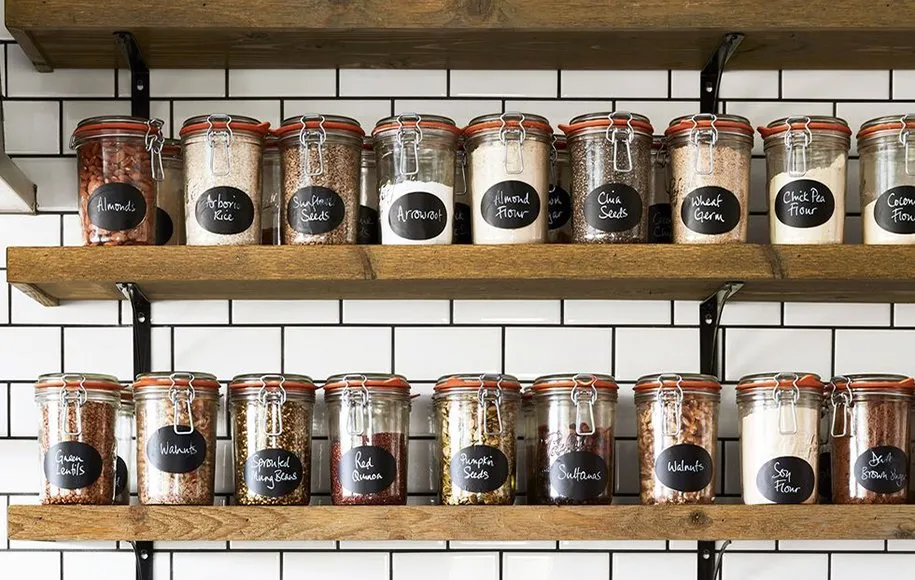 برچسب زدن به ظروف آشپزخانه چیدمان کابینت آشپزخانه