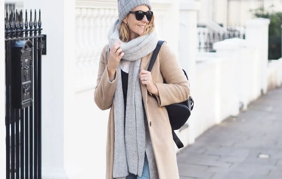 استفاده از شال بلند روی لباس‌ها برای مخفی کردن چاقی شکمی، یک ترفند طلایی برای لاغرتر به نظر رسیدن است